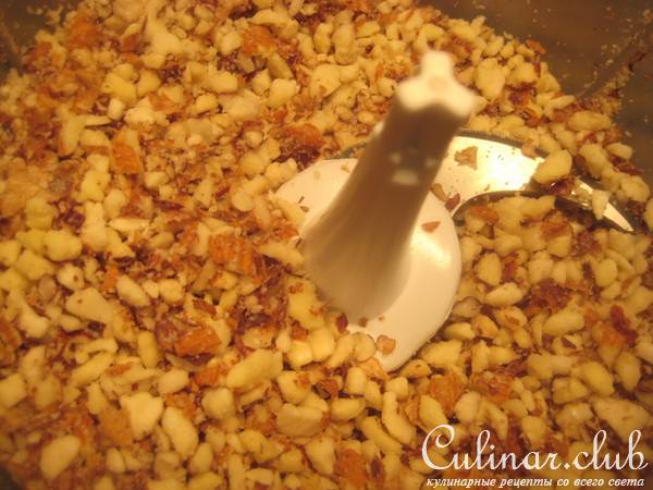 Сырное печенье карри с орешками и сендвичи из него.