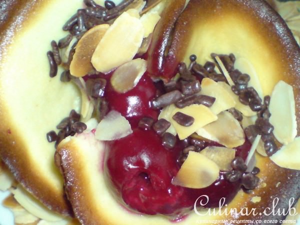 Корзинки с вишнями,миндалём и шоколадом