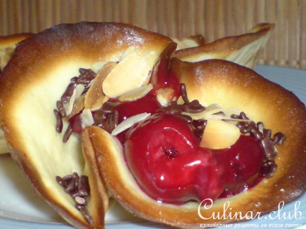 Корзинки с вишнями,миндалём и шоколадом