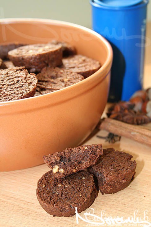 Пряное шоколадное печенье с орехами