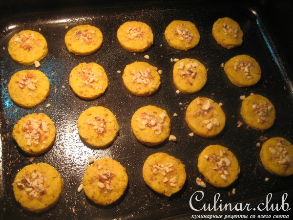 Сырное печенье карри с орешками и сендвичи из него.