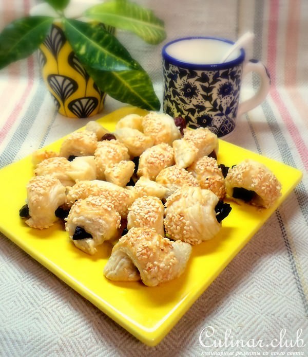 Рулетики- улитки слоеные с курагой и черносливом.
