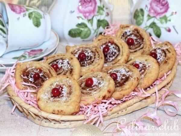 Творожное печенье-рулетики с какао и корицей