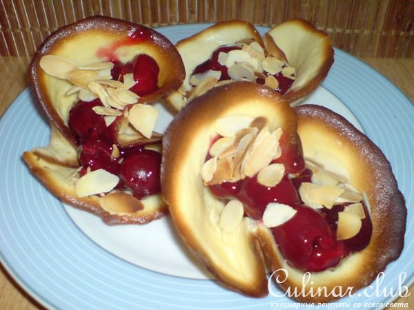Корзинки с вишнями,миндалём и шоколадом