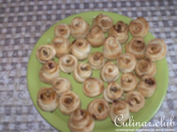 Розы из слоеного теста