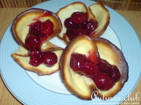 Корзинки с вишнями,миндалём и шоколадом