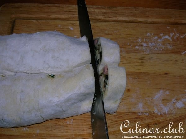 Закусочные мини-рулетики к супу с маслинами и ветчиной