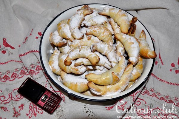 Рогалики со сгущенкой и орехами