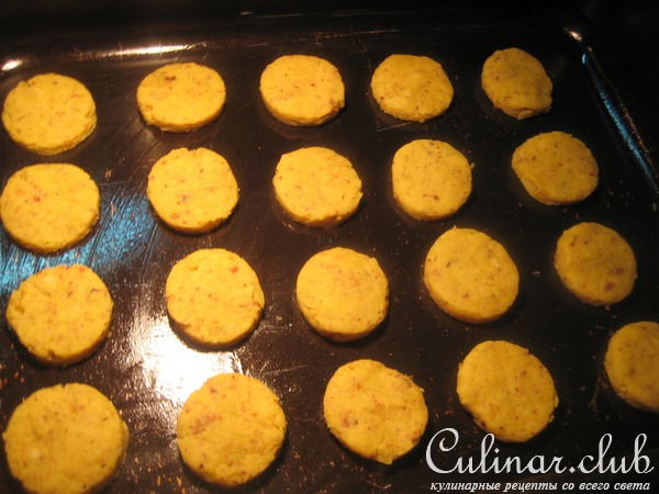 Сырное печенье карри с орешками и сендвичи из него.