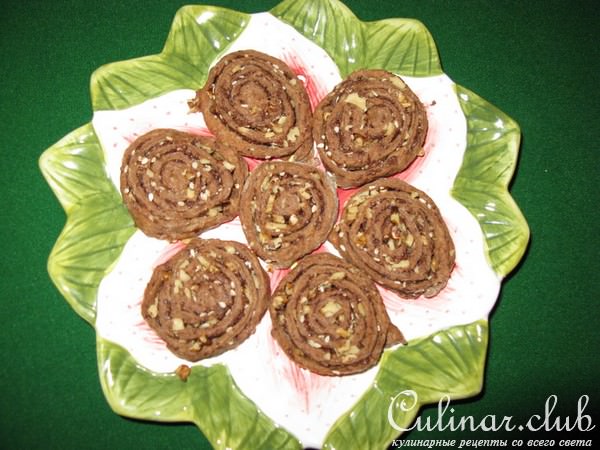 Шоколадное печенье с орехами, кунжутом и шоколадом