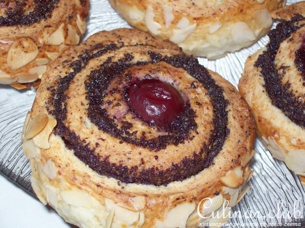 Булочки из творожного теста с маковой начинкой.