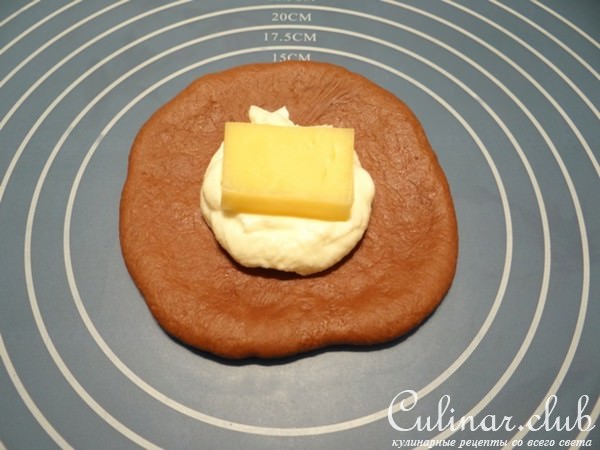 Шоколадные булочки с сырной начинкой и арахисом
