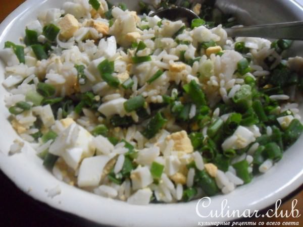 Пирожки с рисом, яйцом и зелёным луком