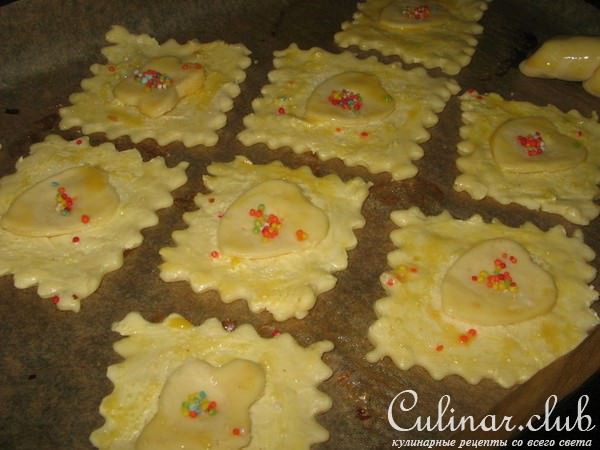 Пирожки с яблоками и печенье из хрущевского теста.