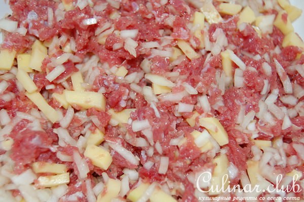 Слоенные пирожки(из домашнего теста) с мясной начинкой.