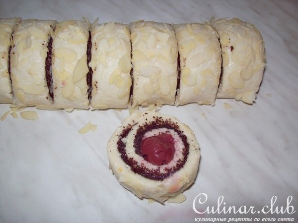Булочки из творожного теста с маковой начинкой.
