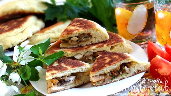 Паляница с начинкой для пикника, ароматная и сытная