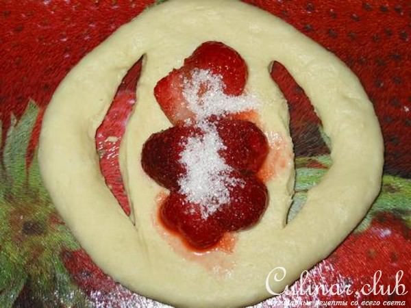 Булочки с клубникой
