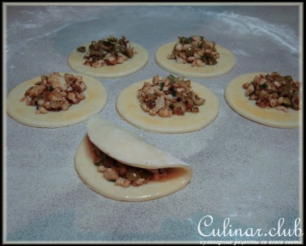 Пирожки empadas с куриным фаршем.