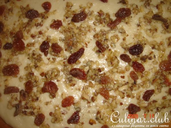 Сдобные булочки с орехами и изюмом