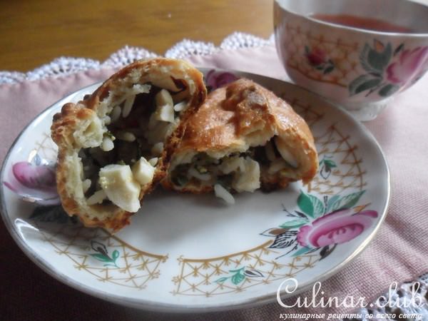 Пирожки с рисом, яйцом и зелёным луком