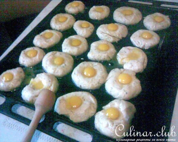 Сырные лепешки с яичным глазком и прованскими травами