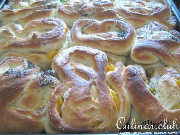 Пирожки с вишней,курагой,маком и кунжутом