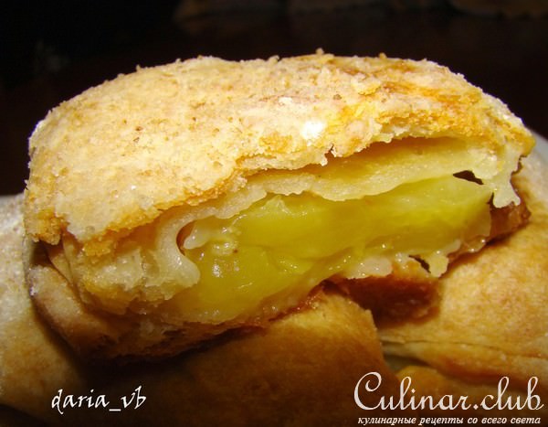 Творожные слойки с ломтиками ананаса