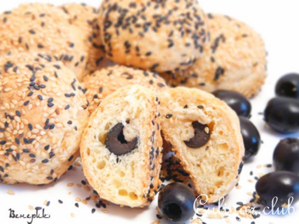 Сырные булочки с начинкой из маслин