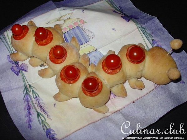 „Закусочная гусеничка“. Булочки с ливерной колбаской.