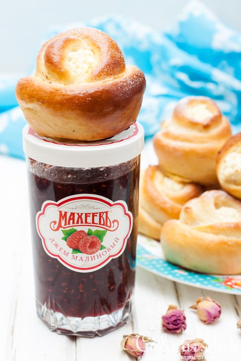 Ватрушки Розочки с малиновым джемом и творогом