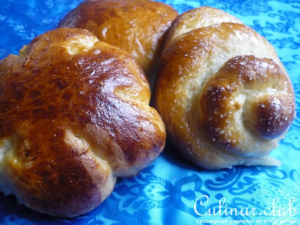 Сметанное дрожжевое тесто,и булочки из него.