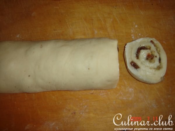 Сдобные булочки с орехами и изюмом