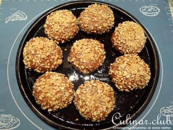 Шоколадные булочки с сырной начинкой и арахисом