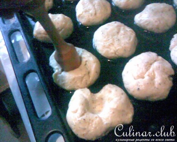 Сырные лепешки с яичным глазком и прованскими травами