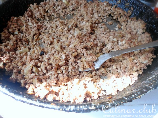 Пирожки из слоёного теста с отварным мясом.