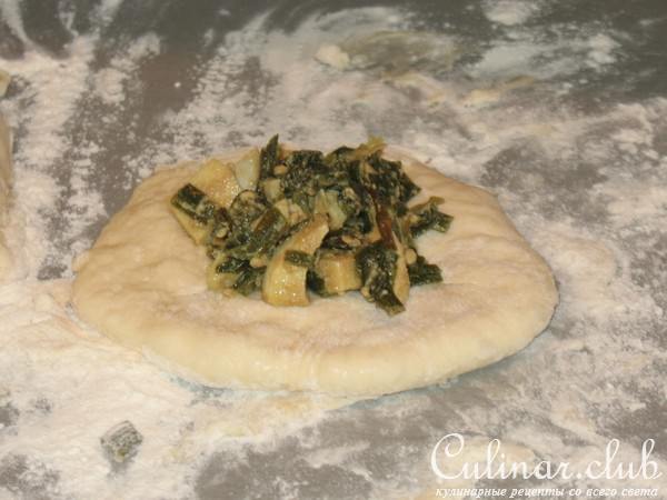 Пирожки с зеленым луком и яйцом