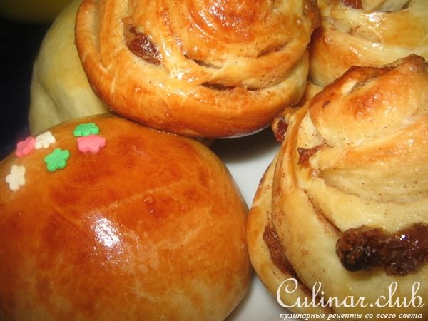 Плюшки с изюмом и корицей+ булочки с повидлом.