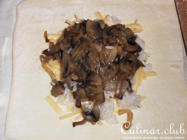 Слоеные пирожки с рыбой , грибами и рисом