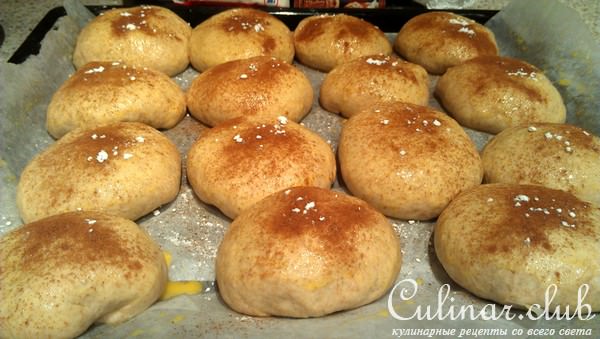 Булочки с яблочным повидлом и корицей