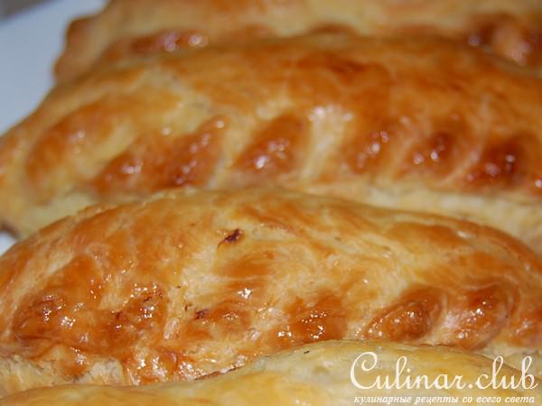 Слоенные пирожки(из домашнего теста) с мясной начинкой.