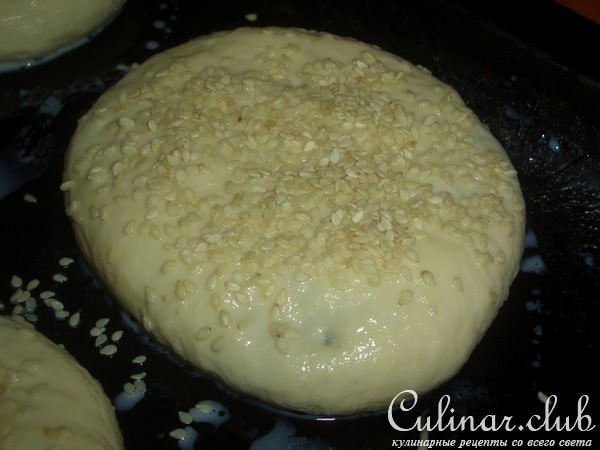 Круглые пирожки с баклажанами и курицей