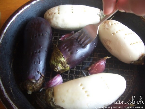 Круглые пирожки с баклажанами и курицей