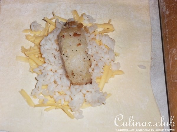 Слоеные пирожки с рыбой , грибами и рисом
