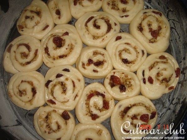Сдобные булочки с орехами и изюмом