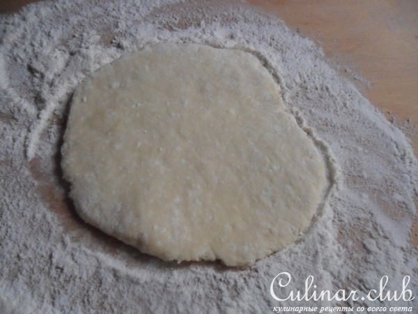 Пирожки с рисом, яйцом и зелёным луком