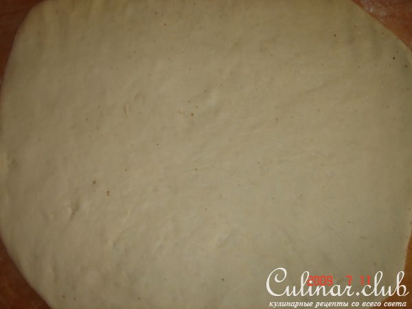 Сдобные булочки с орехами и изюмом