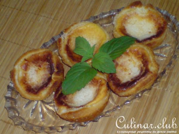 Корзинки из слоёного теста с яичным кремом