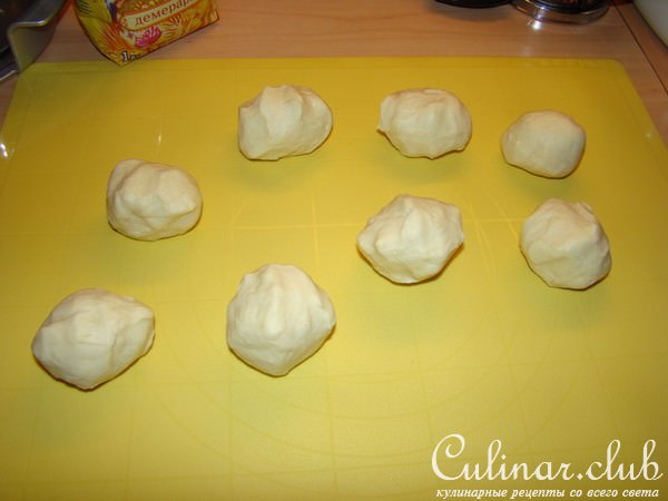 Творожные слойки с ломтиками ананаса