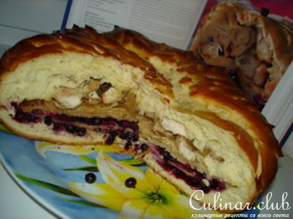 Пирог с курицей и смородиной.